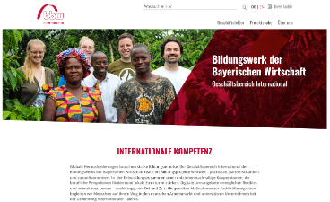 Eine diverse Gruppe von Menschen steht lächelnd vor grünem Laub. Der Hintergrund ist teilweise rot überlagert.